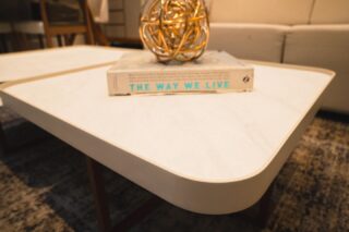 A mesa de centro Zion irá trazer beleza para sua sala. Uma peça perfeita para enaltecer o charme e requinte do ambiente. 

Seu tampo é branco em laca off white e a sua estrutura é em madeira maciça, alta qualidade e resistência.

Aqui na Megam Móveis você encontra a mesa perfeita para sua casa.

#mesadecentro 
#mesadecentrodecor 
#mesadecentromadeira