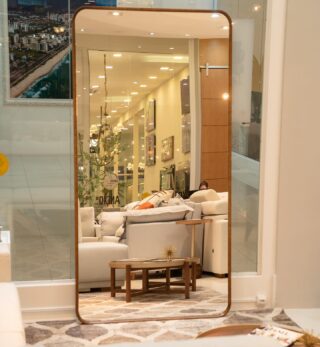O espelho garante a amplitude do seu ambiente e é uma peça decorativa coringa.

Quem aí não gosta de um espelho?

#espelhosaladejantar 
#espelhosdecorativos 
#espelhoespelhomeu